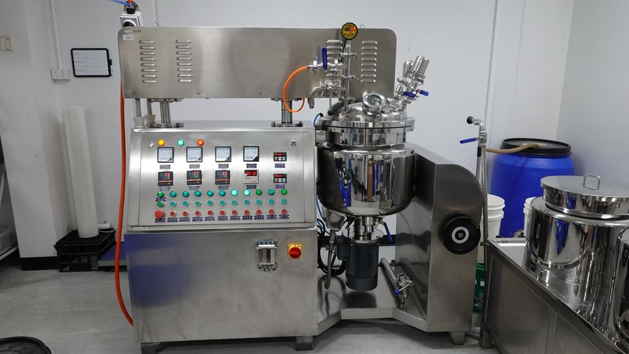 Vacuum emulsifying mixer with its control panel