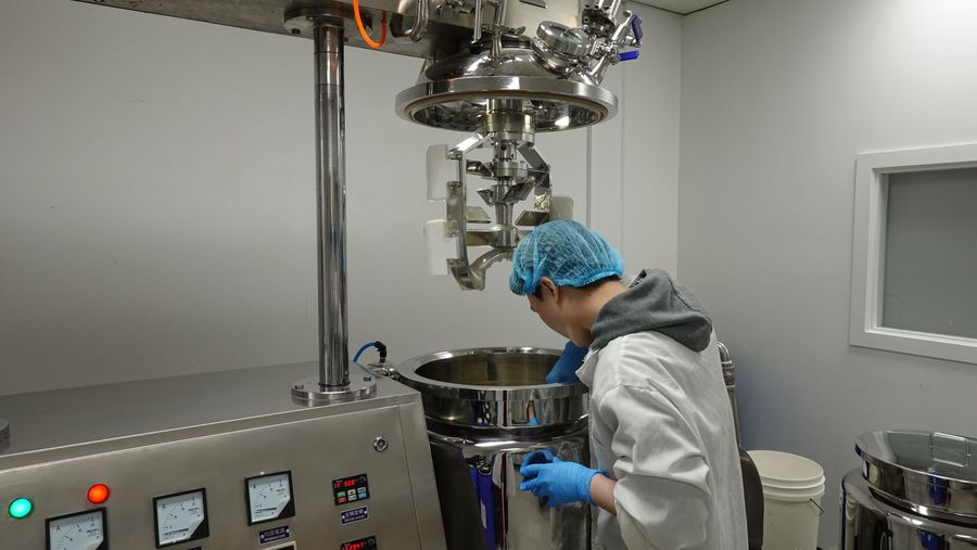 Mixer head and vessel with an operator behind